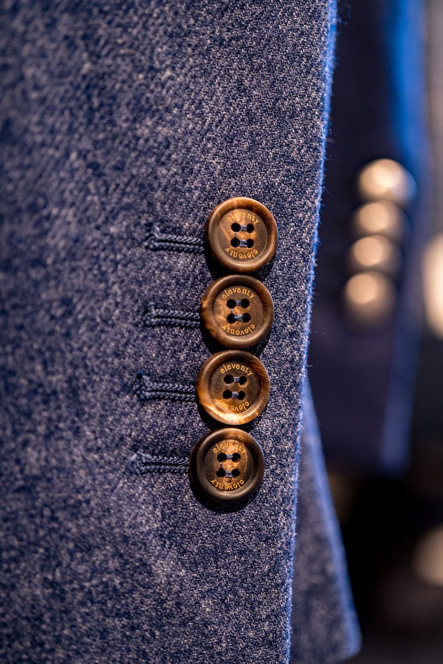 Dettaglio dei bottoni di una giacca sartoriale