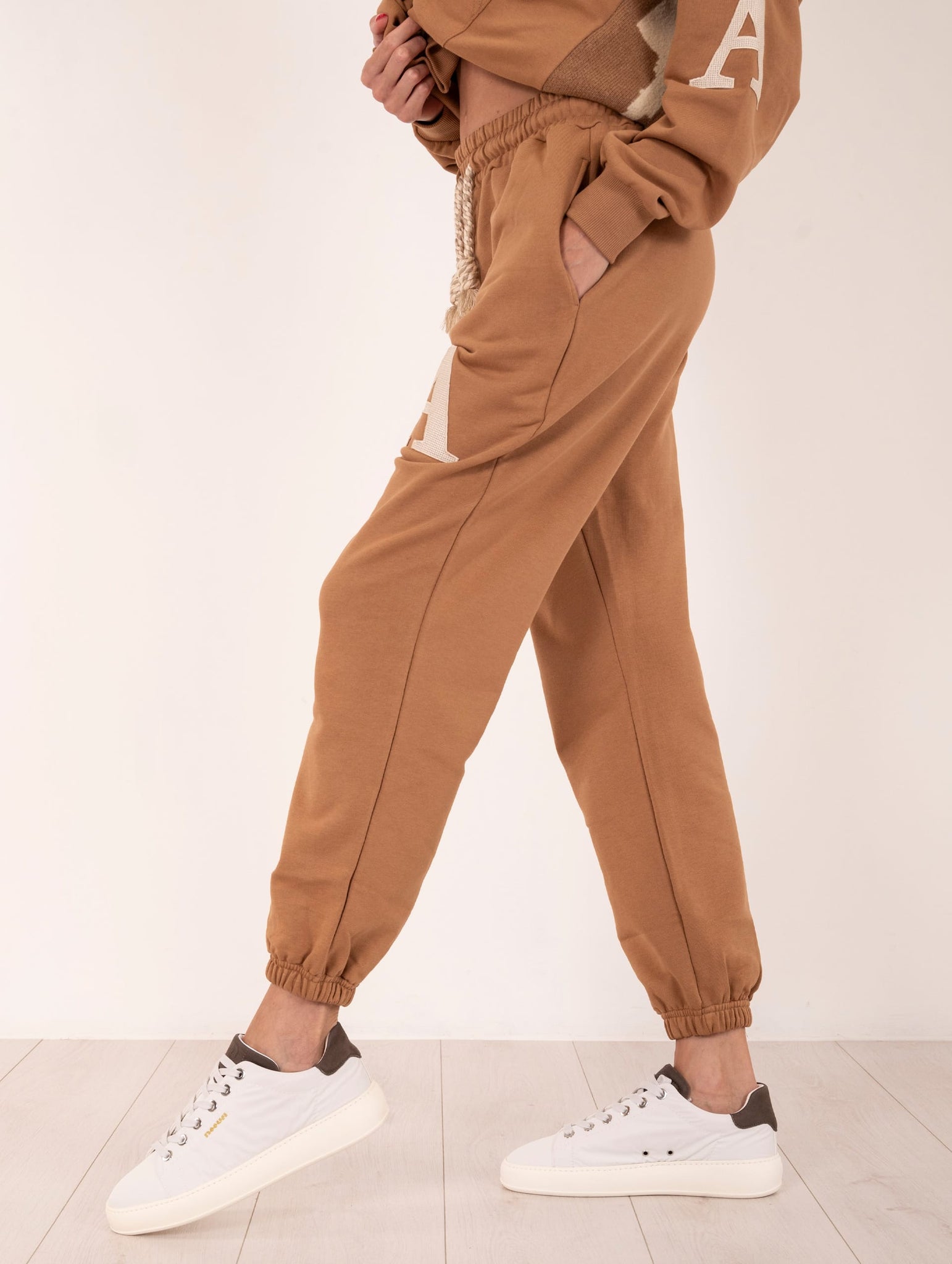 Pantalone Tuta Apxx Essentiel Al Ain in Cotone Cammello