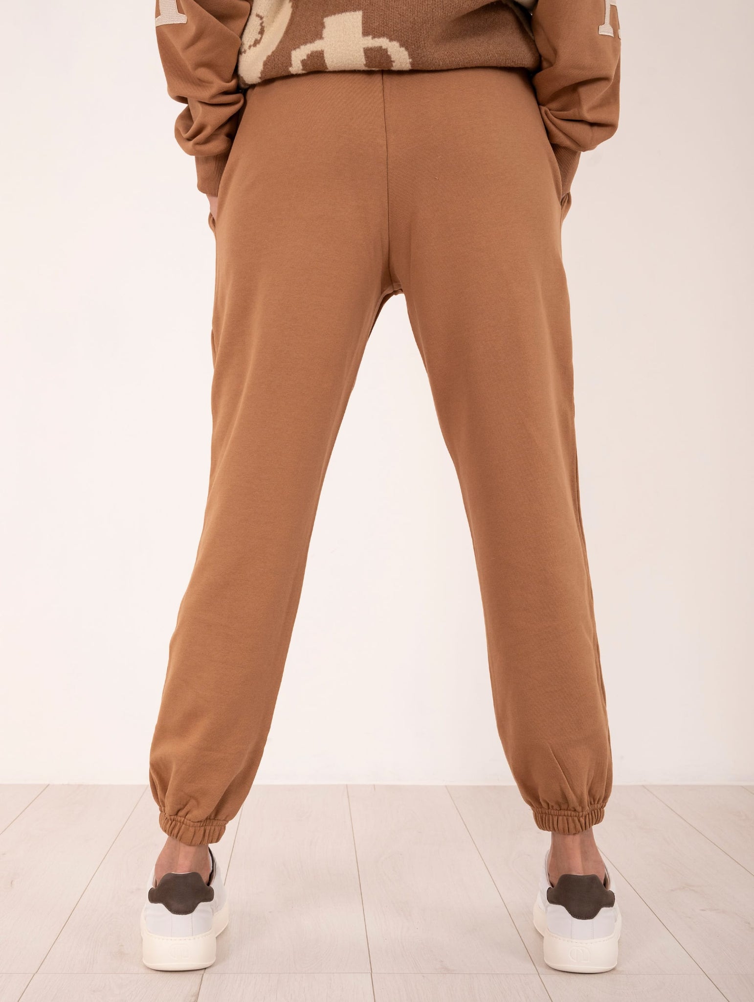 Pantalone Tuta Apxx Essentiel Al Ain in Cotone Cammello