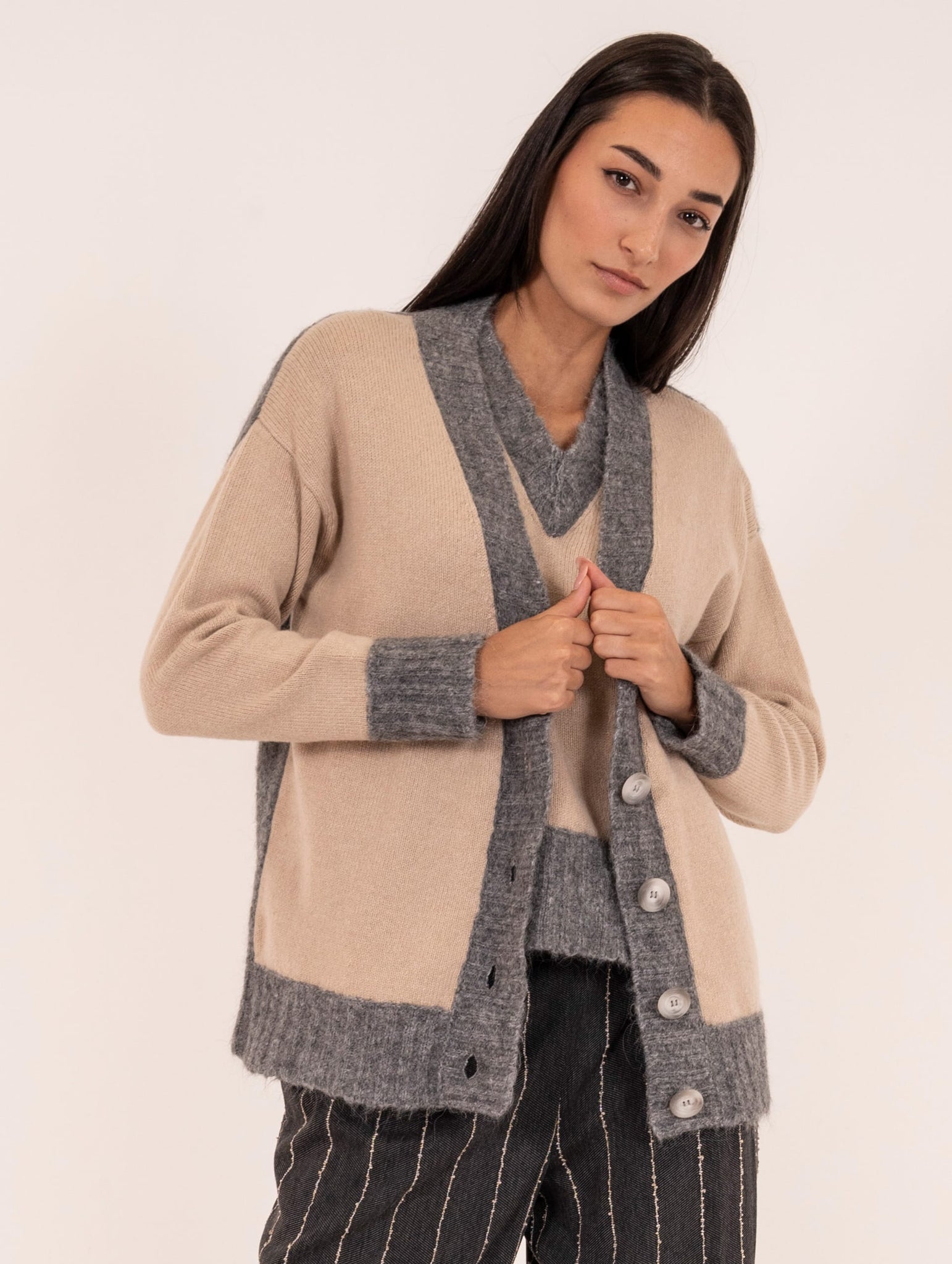 Cardigan Bicolor Alpha Studio in Lana e Alpaca Beige e Grigio