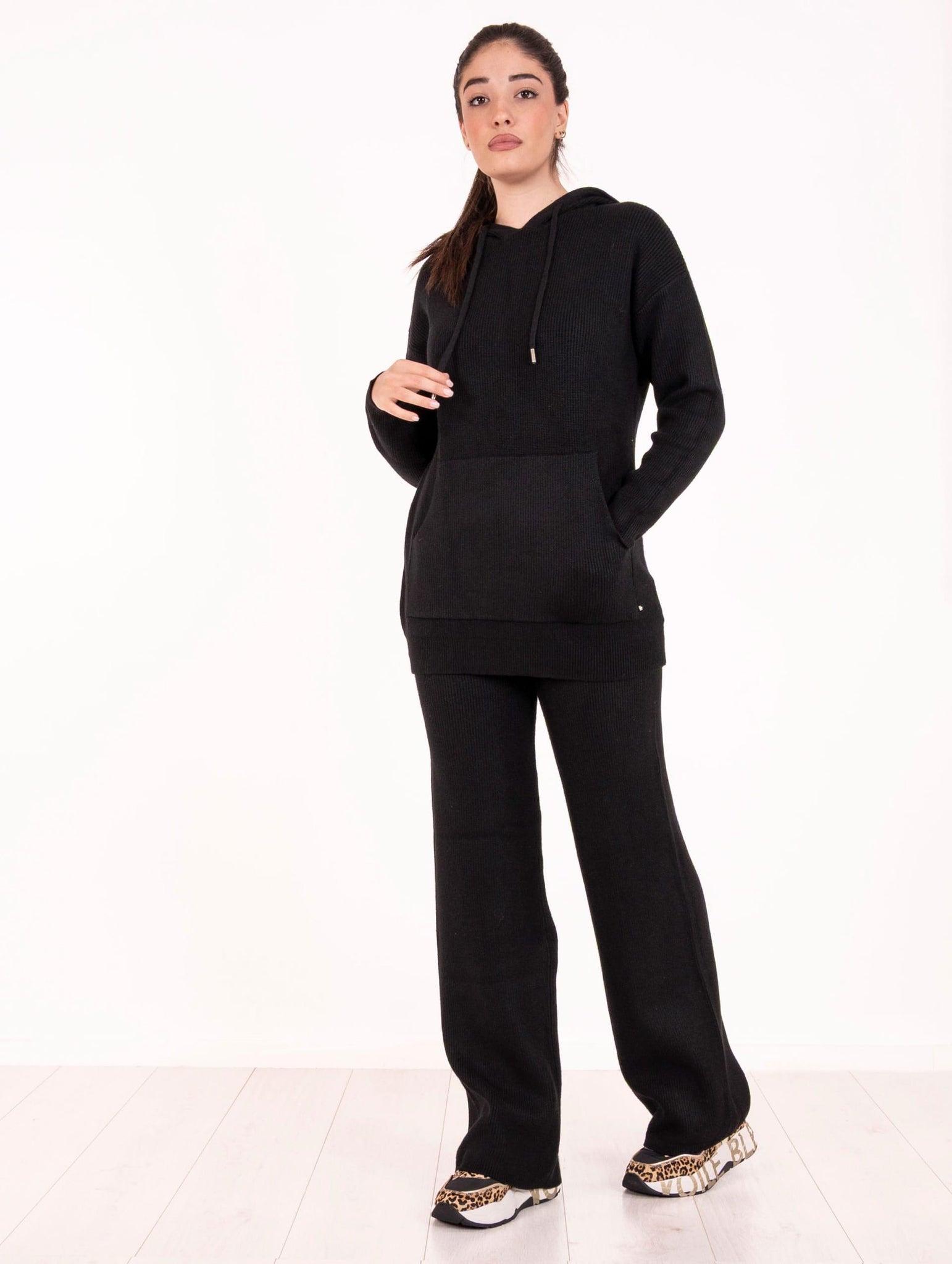 Completo White Wise Maxi Felpa e Pantalone in Viscosa Nero WW20122_C1 White Wise