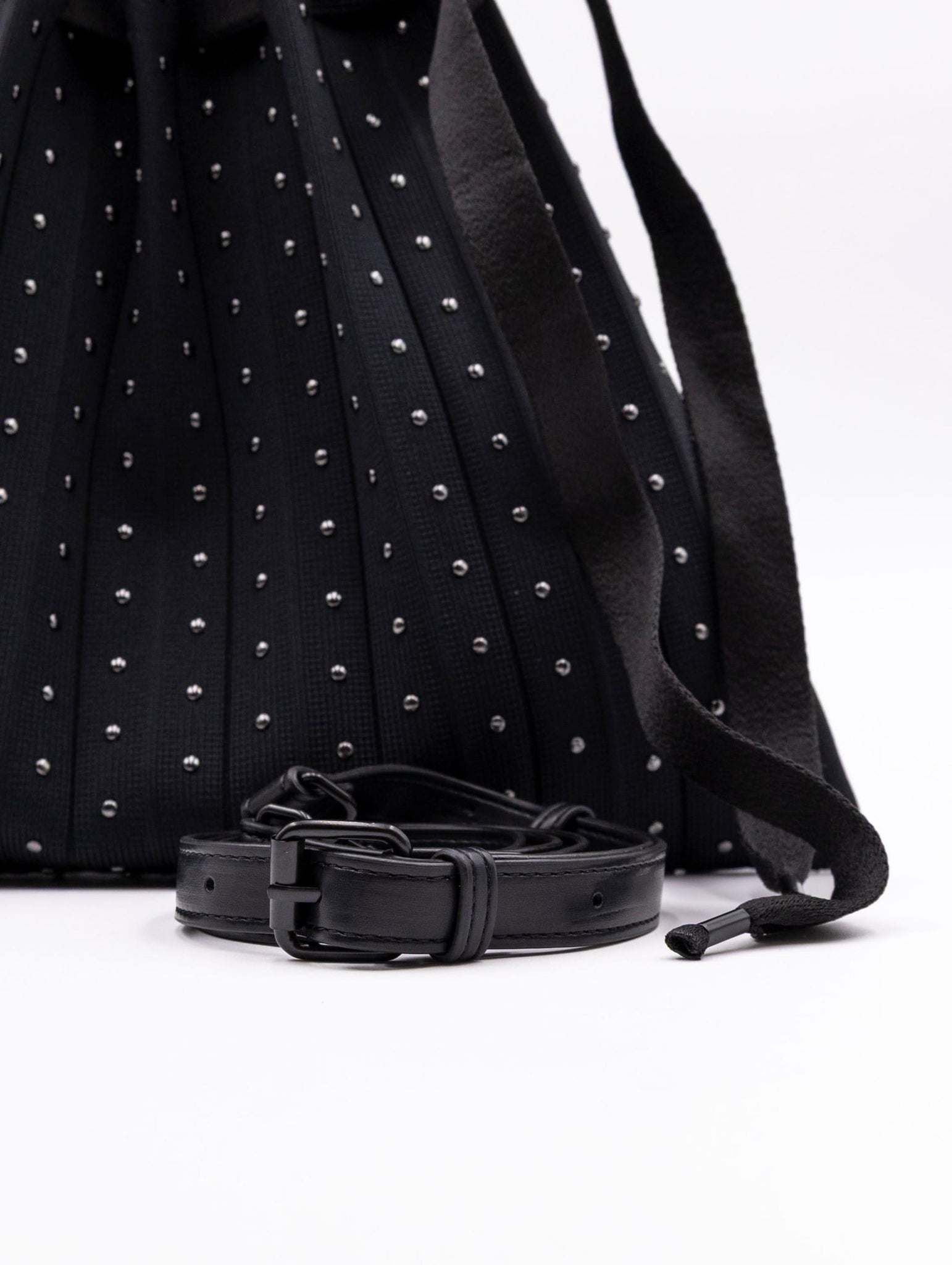 Borsa a Secchiello Borchie Fri-Yay in Maglia Plissè Nera FXM_1225STUDS Fri-Yay
