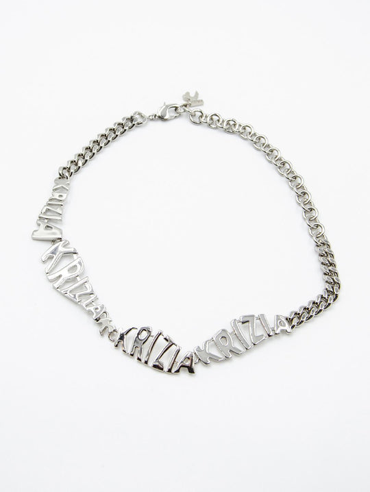 Krizia Lettering Halskette aus silberfarbenem Messing