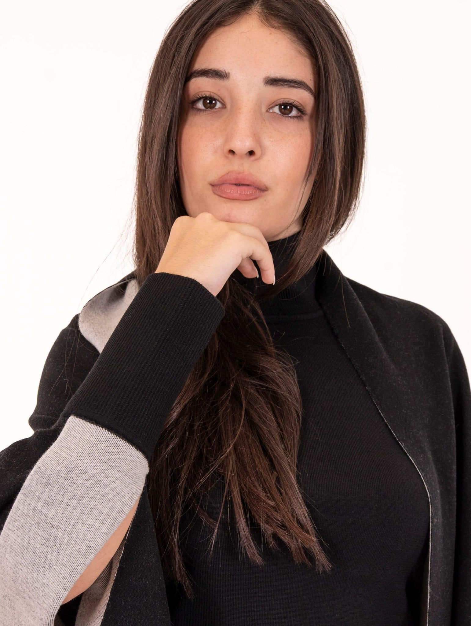 Mantella Alpha Studio con Frange in Pura Lana Nero AD-4050S2002 Alpha Studio