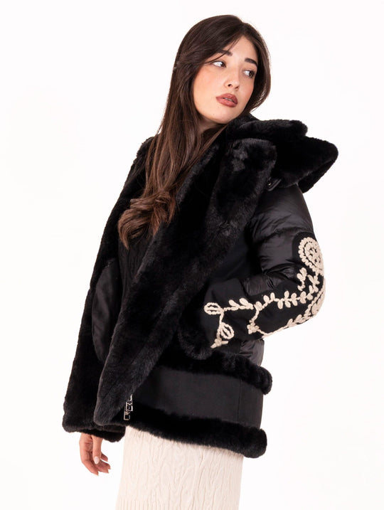 Bikerjacke Violanti mit Stickerei aus Öko-Lammwolle mit Details aus Feder Schwarz und Weiß
