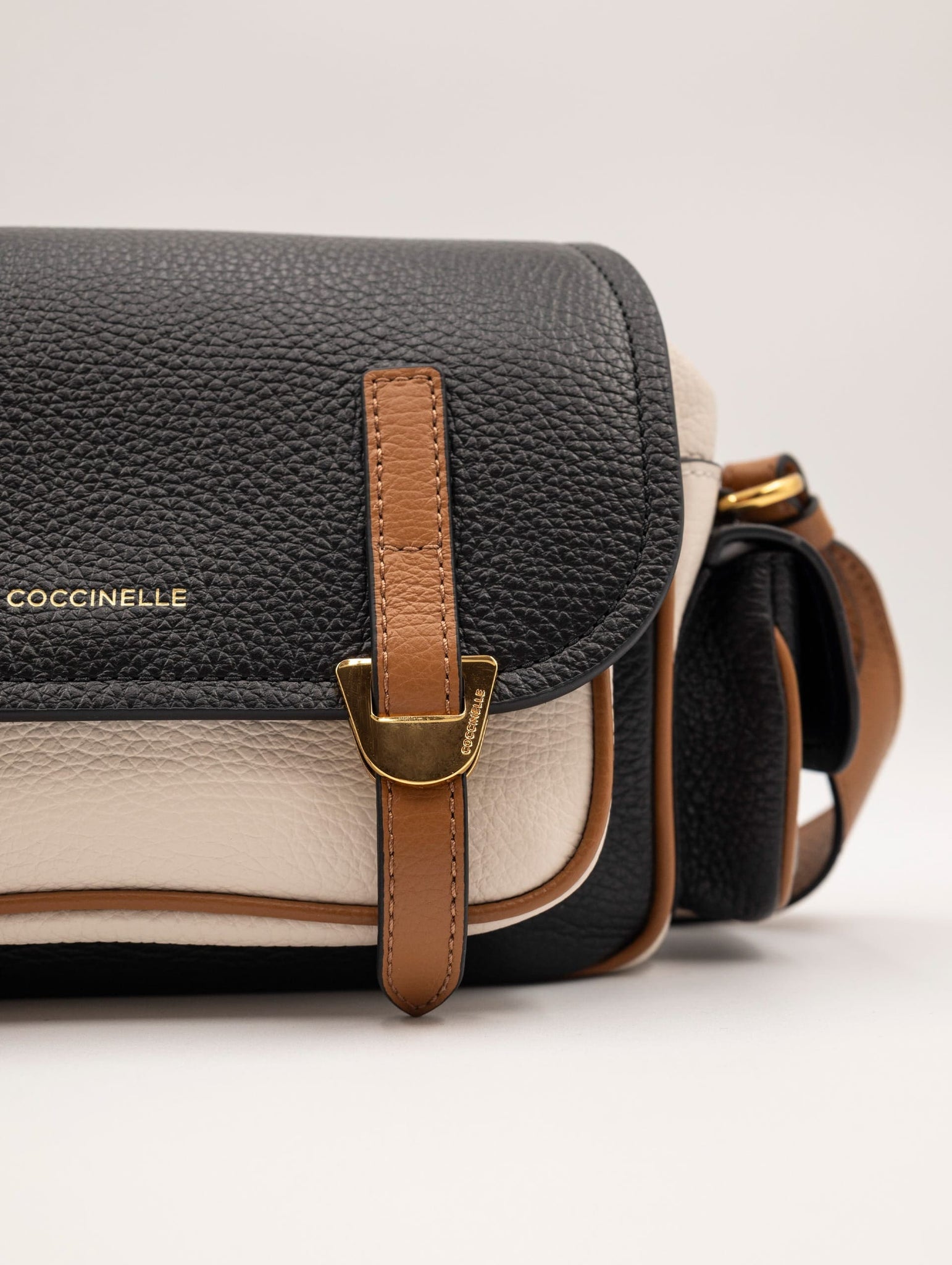 Mini Bag Campus Coccinelle in Pelle Martellata Cuoio, Nero e Bianco