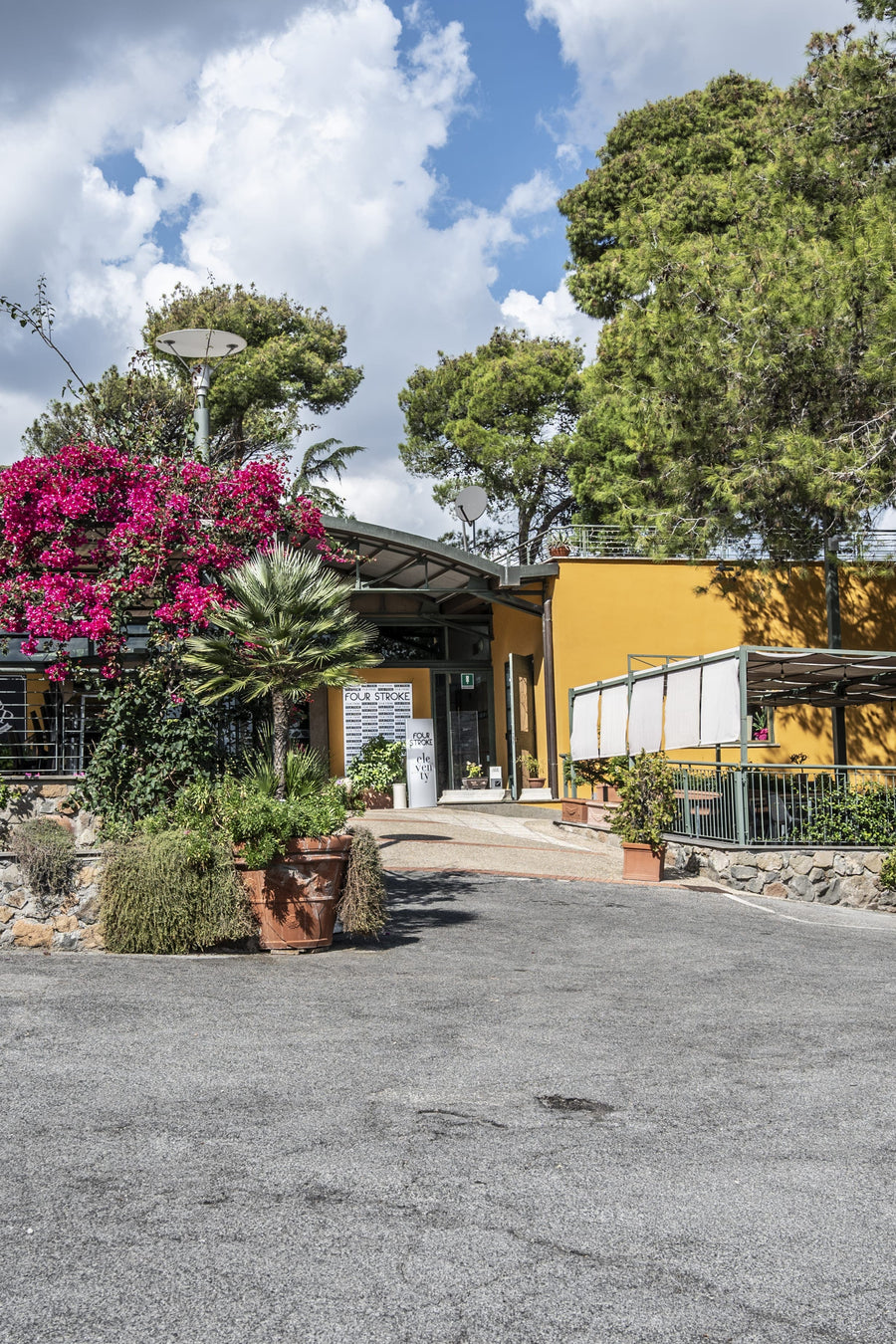 L’ingresso di Four Stroke in Via Appia Pignatelli, con il giardino