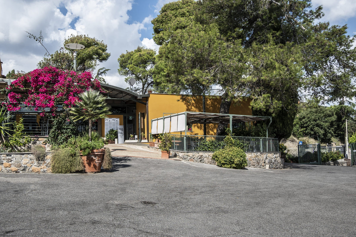 La sede di Four Stroke a Roma, con il giardino
