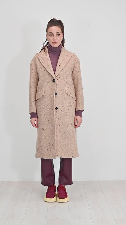 video del  Cappotto Il Paltò in Tweed di Lana Vergine Beige indossato