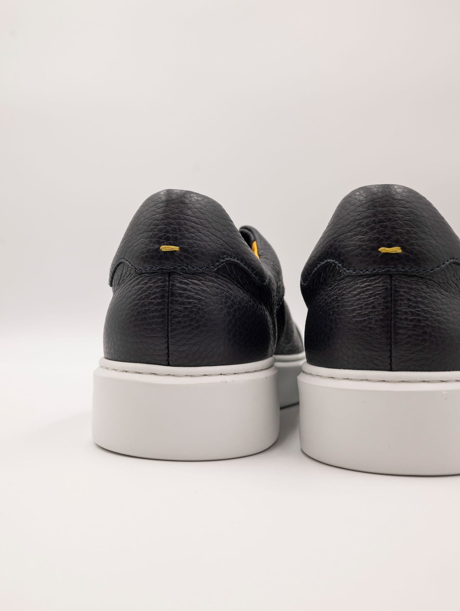 Sneakers Doucal's in Pelle Bottolata Notte