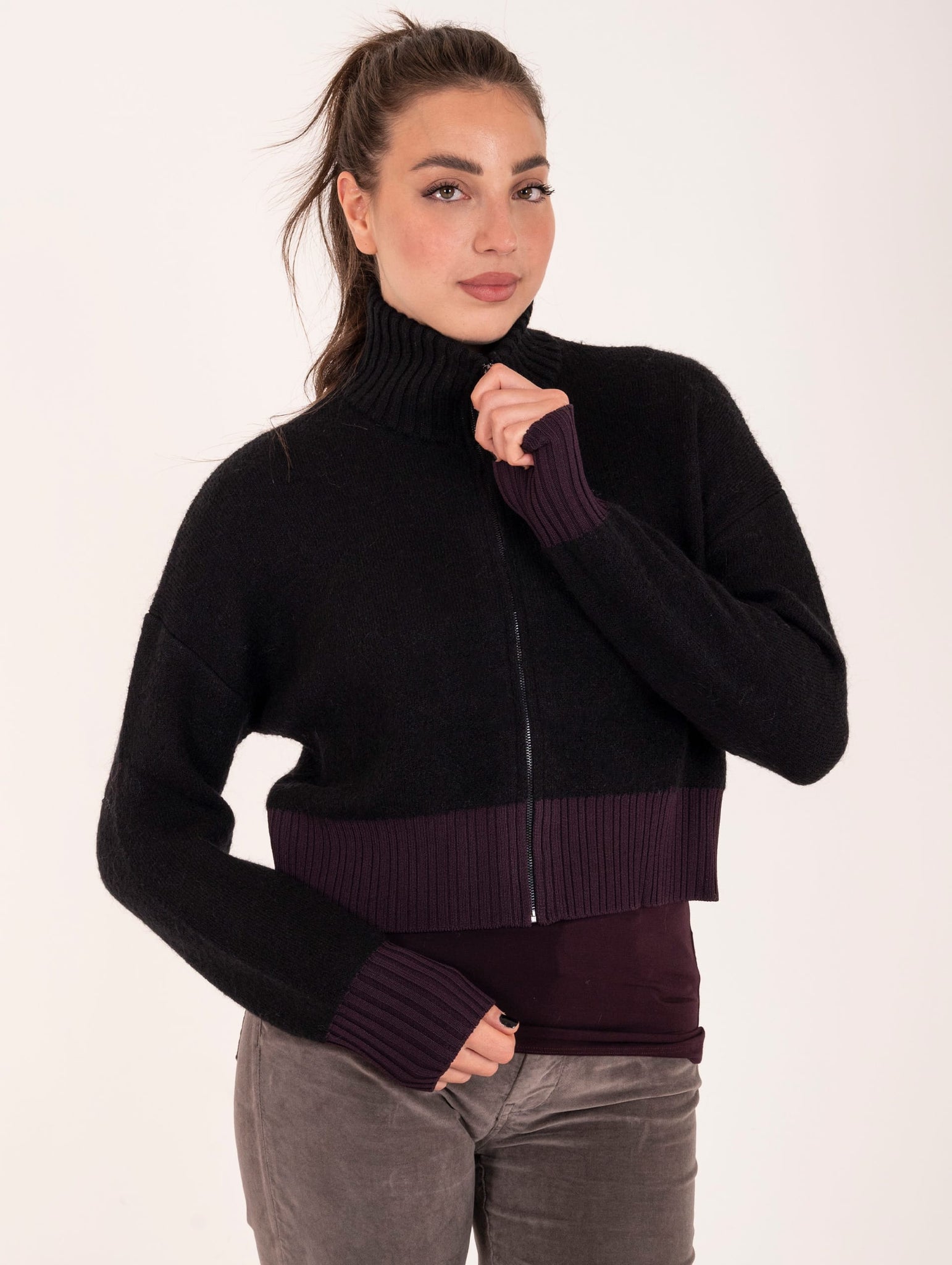 Cardigan Alpha Studio con Zip Bimaterico in Lana e Viscosa Nero e Prugna