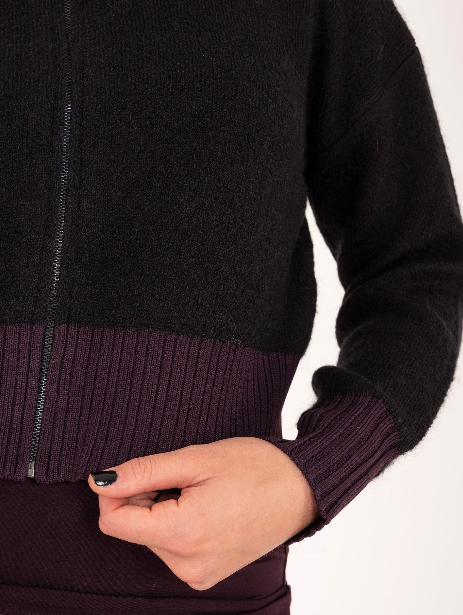 Cardigan Alpha Studio con Zip Bimaterico in Lana e Viscosa Nero e Prugna