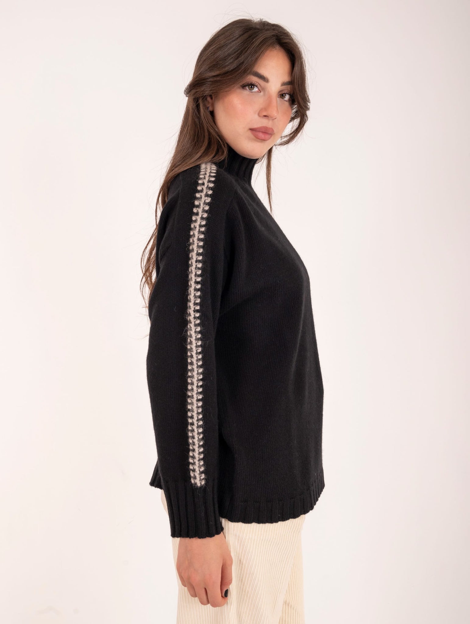 Maglia Collo Alto Alpha Studio New Contrast in Lana e Cashmere Nero