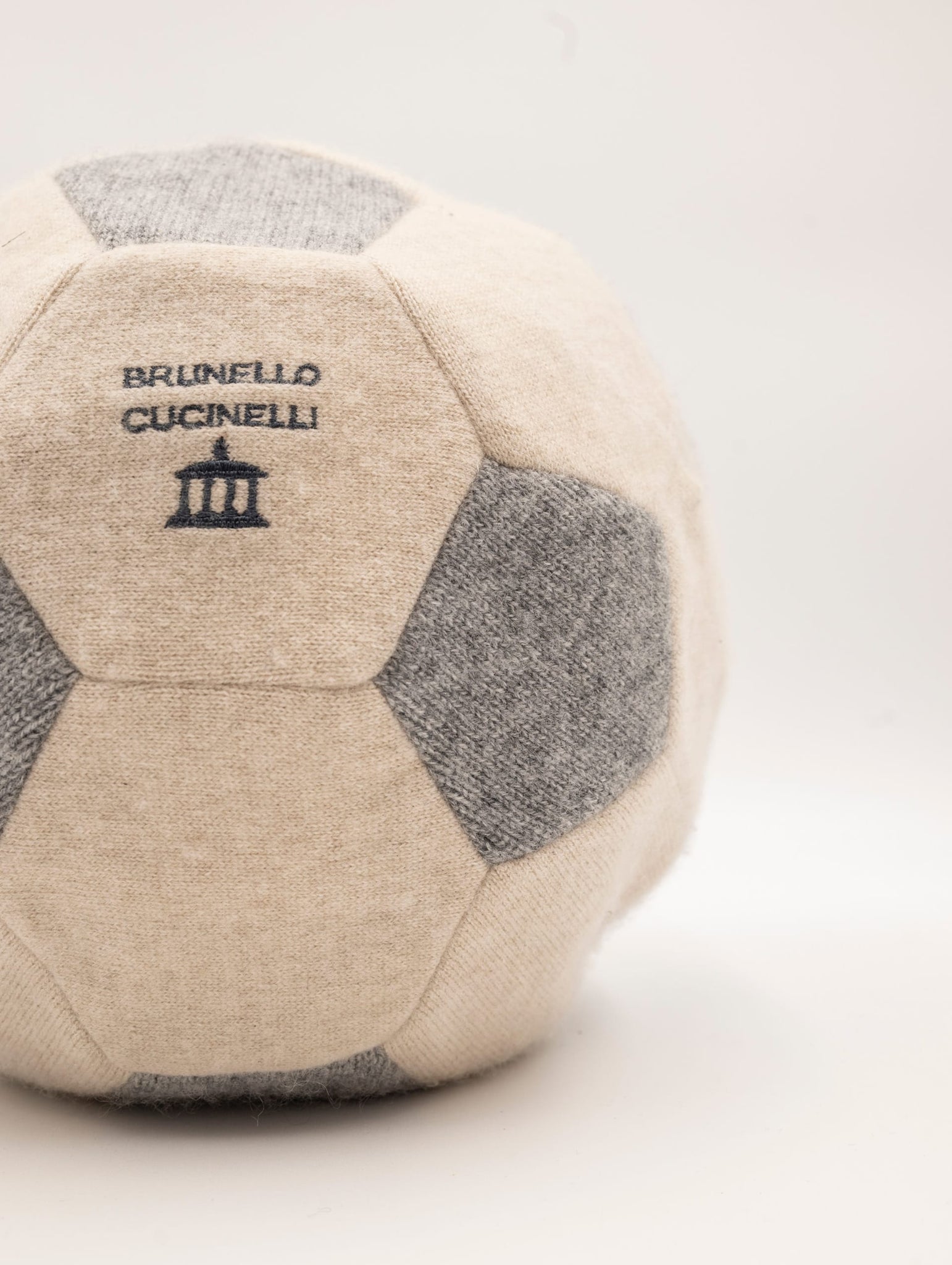 Pallone Brunello Cucinell in Puro Cashemere Bianco e Grigio