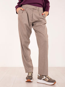 Pantalone Amy Cruna con Pinces in Flanella Misto Lana Stretch Mandorla