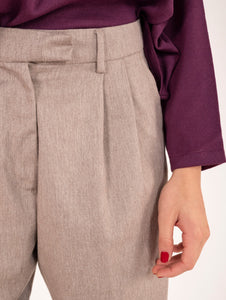 Pantalone Amy Cruna con Pinces in Flanella Misto Lana Stretch Mandorla